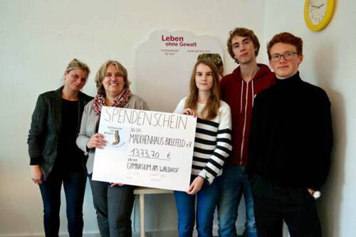 Eine Puppe ist zu sehen, davor ein Schild, auf dem zu lesen ist "Teilhabe, Beratung, Hilfe"