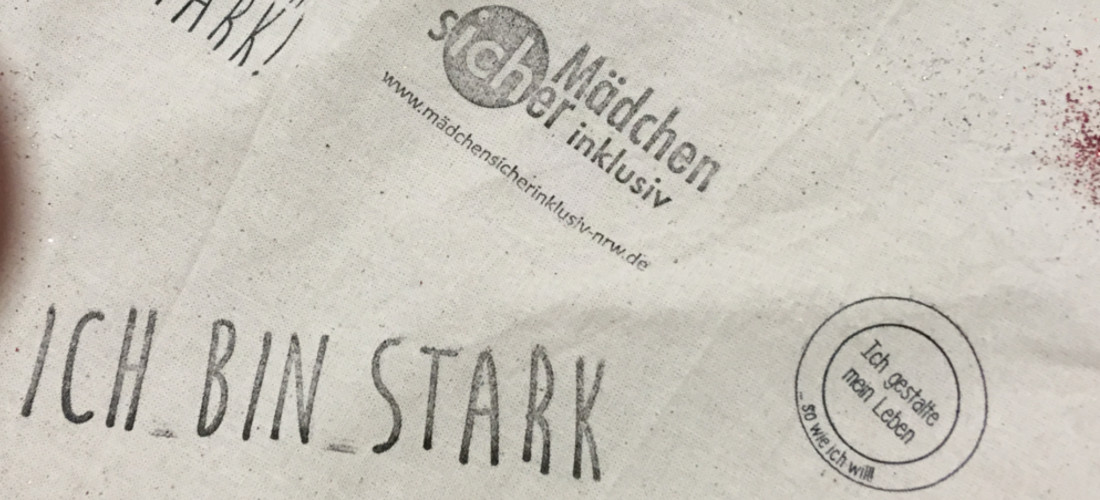 Auf Leinen gestempelte Worte wie Ich bin stark oder ich gestalte mein Leben so wie ich will