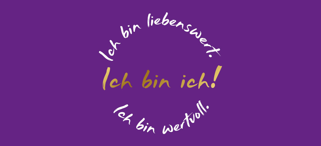 Das Foto zeigt den goldenen Schriftzug Ich bin ich auf violettem Hintergrund