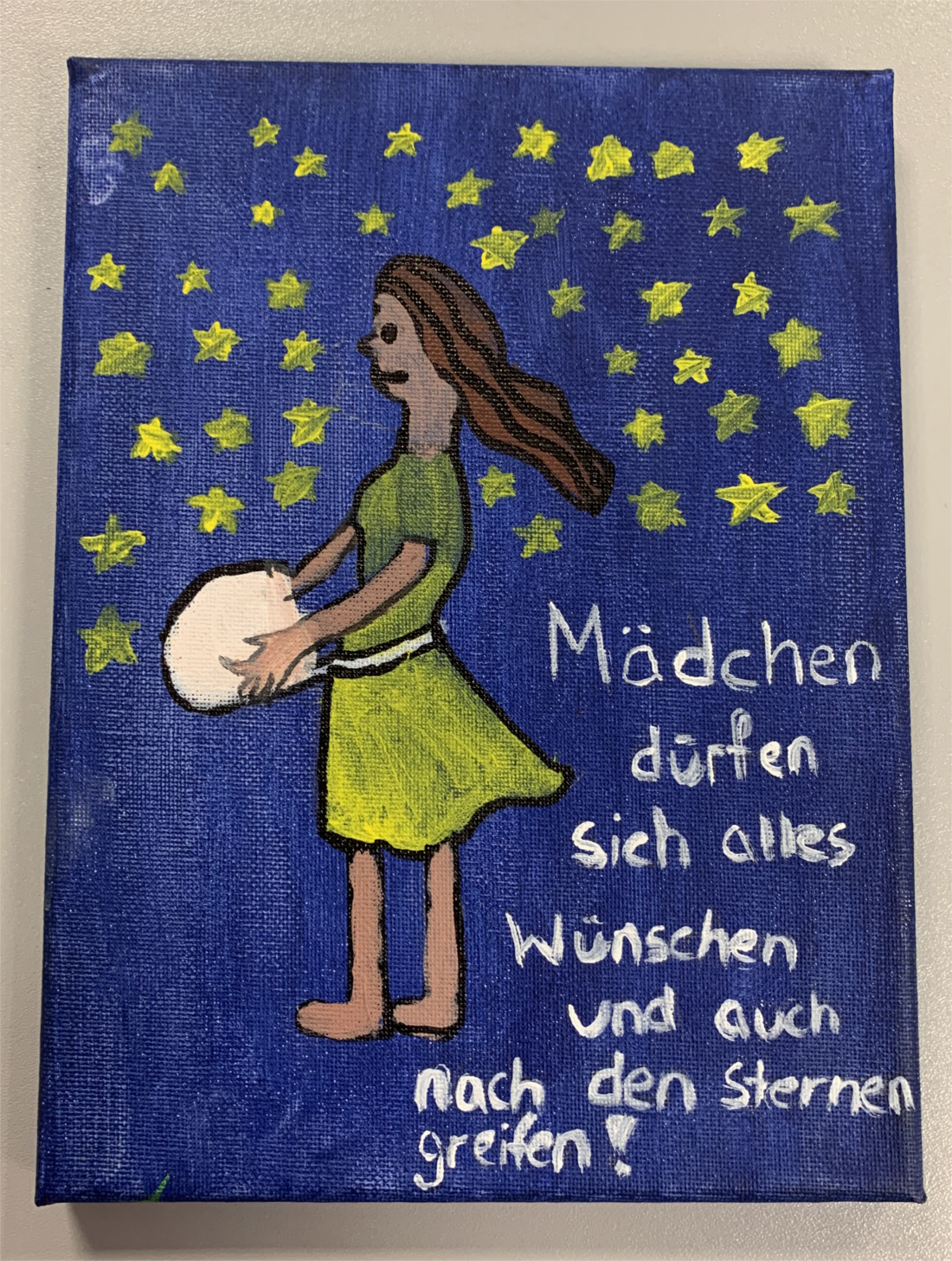 Selbstgemaltes Bild von einem Mädchen anlässlich des Weltmädchentages.