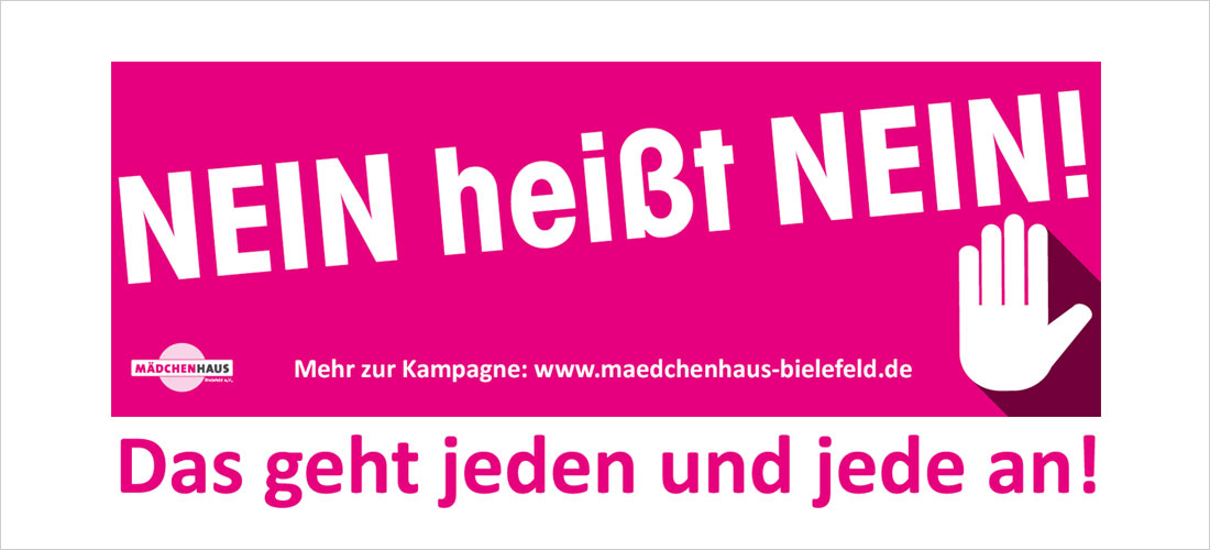 Das Foto zeigt den 'Nein heißt Nein!'-Aufkleber des Mädchenhaus Bielefeld. Er hat einen pinken Hintergrund, auf dem mit weißer Schrift 'Nein heißt Nein!' steht. Links unten ist das Mädchenhaus-Logo abgebildet und rechts eine weiße Hand in abwehrender Halt