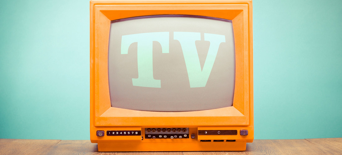Ein alter Fernseher in der Farbe orange