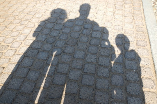 Das Foto zeigt den Schatten einer 'klassischen' westlichen Kleinfamilie: Vater, Mutter, zwei Kinder.