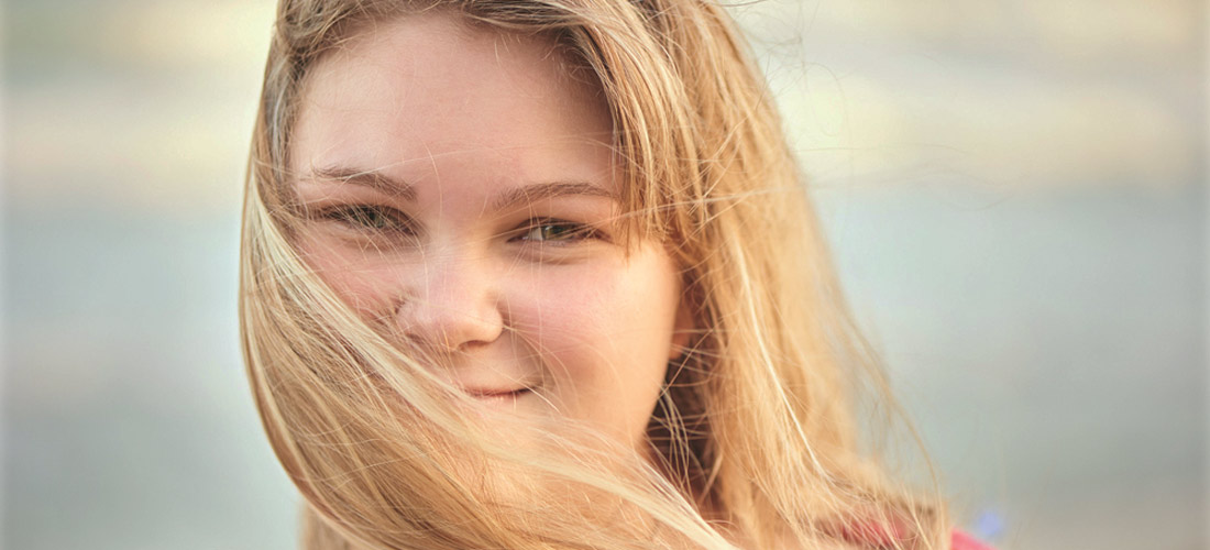 Kopf eines Mädchens mit wehenden Haaren